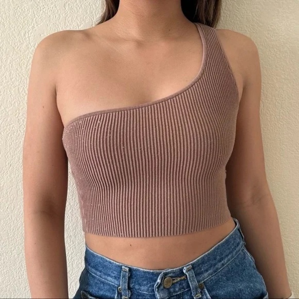 Aritzia Babaton Scupt Knit Off Shoulder Tank